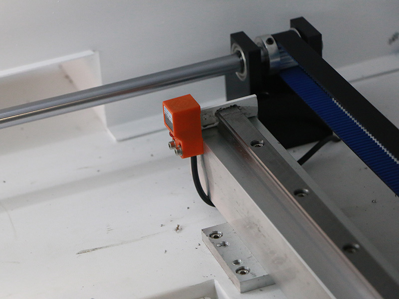 HIWIN旋轉(zhuǎn)導(dǎo)軌 CO2 激光雕刻機(jī) HIWIN旋轉(zhuǎn)導(dǎo)軌 CO2 激光雕刻機(jī)