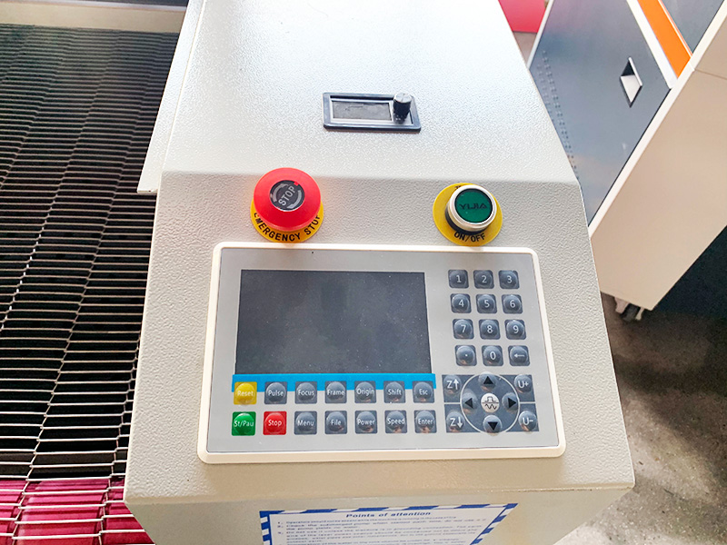 數控家用激光布料切割機,帶自動送料器 數控家用激光布料切割機,帶自動送料器