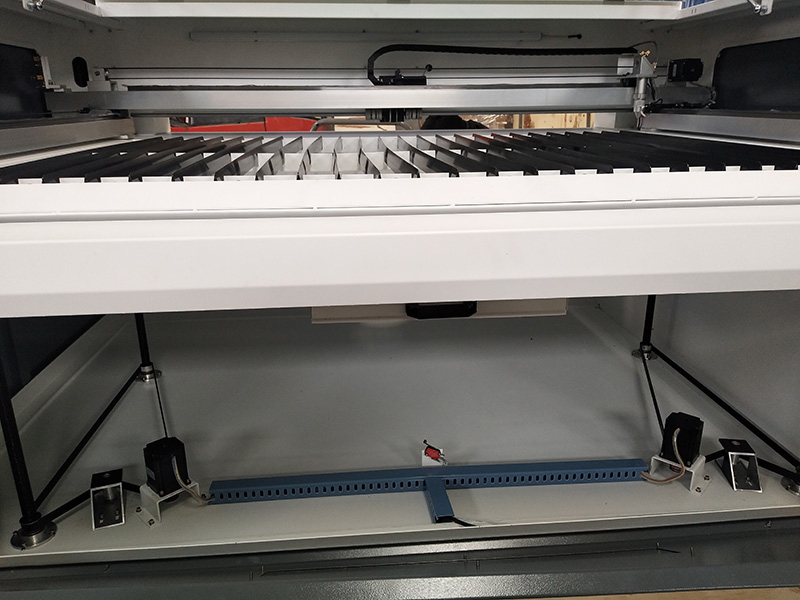 旋轉(zhuǎn) CO2 激光雕刻機(jī)上下工作臺(tái) 旋轉(zhuǎn) CO2 激光雕刻機(jī)上下工作臺(tái)