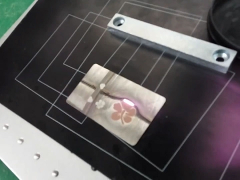 MOPA光纖激光雕刻金屬卡上的彩色標(biāo)志