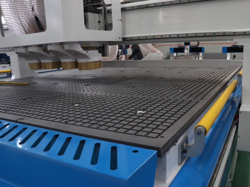 出售工業級四主軸自動換刀數控雕刻機