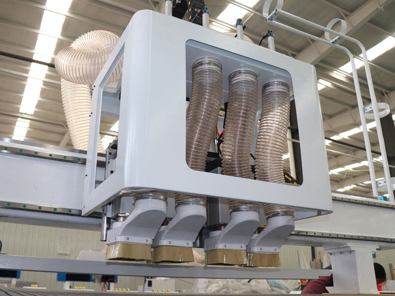 出售工業級四主軸自動換刀數控雕刻機