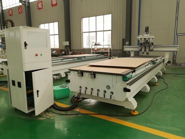 印尼四主軸氣動自動換刀數控雕刻機