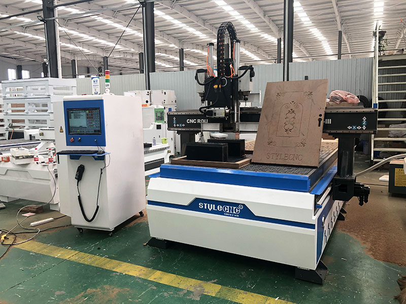 價格實惠的數控木工雕刻機,適用于門制作項目 價格實惠的數控木工雕刻機,適用于門制作項目