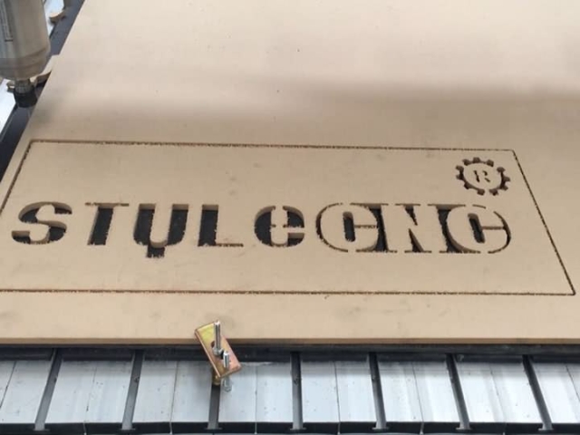 數(shù)控雕刻機(jī)用于木質(zhì)標(biāo)牌切割項(xiàng)目 數(shù)控雕刻機(jī)用于木質(zhì)標(biāo)牌切割項(xiàng)目