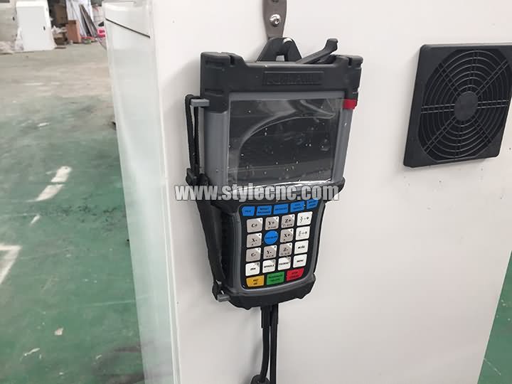 小型數控雕刻機，帶自動換刀裝置（ATC）