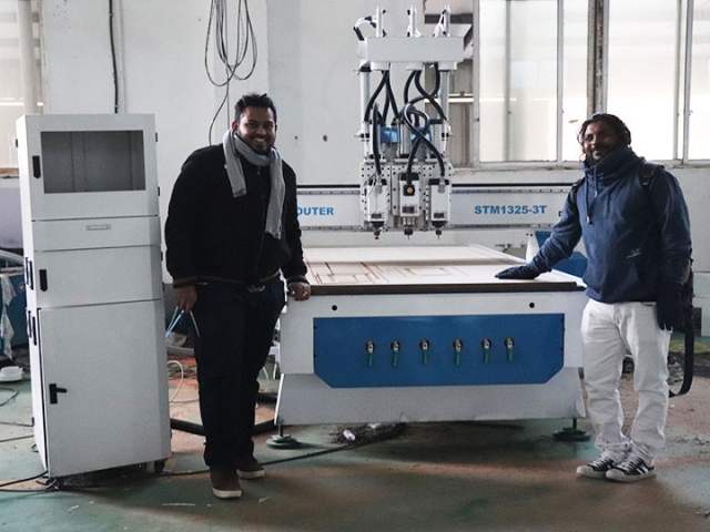 英國三主軸多任務(wù)數(shù)控雕刻機(jī)