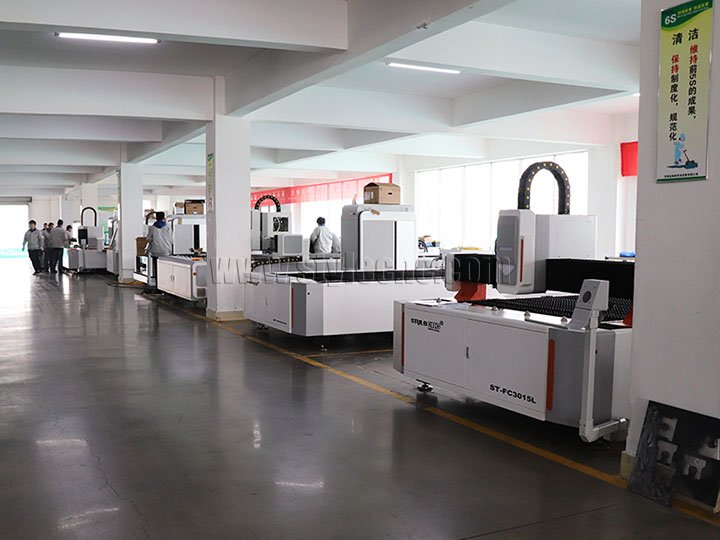 ST-FC3015L 工廠中的光纖激光切割機