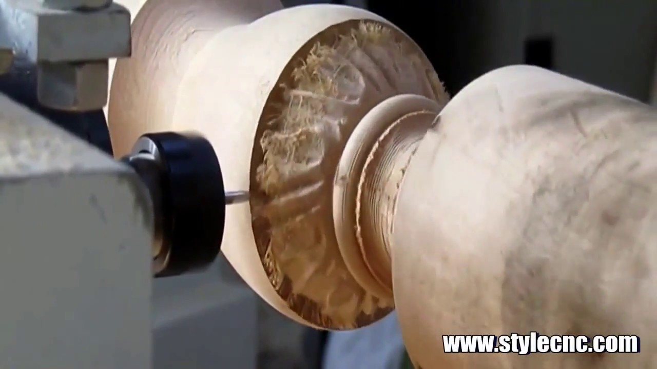 工業(yè)數(shù)控木工車床，用于加工桌腿和樓梯欄桿